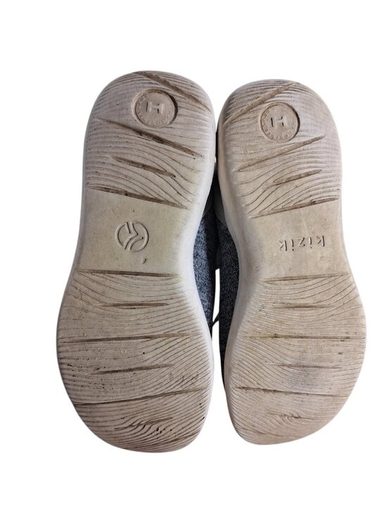 Athletic_Shoes